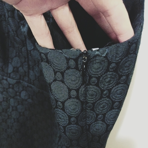 Taylor Elegant Black Ruffled Sleeveless Dress - Picture 10 of 12